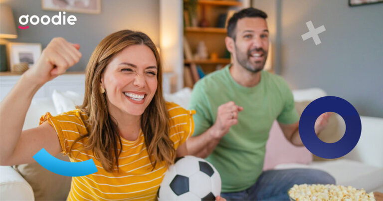 Kibicujący, uśmiechnięci mężczyzna i kobieta podczas EURO 2024